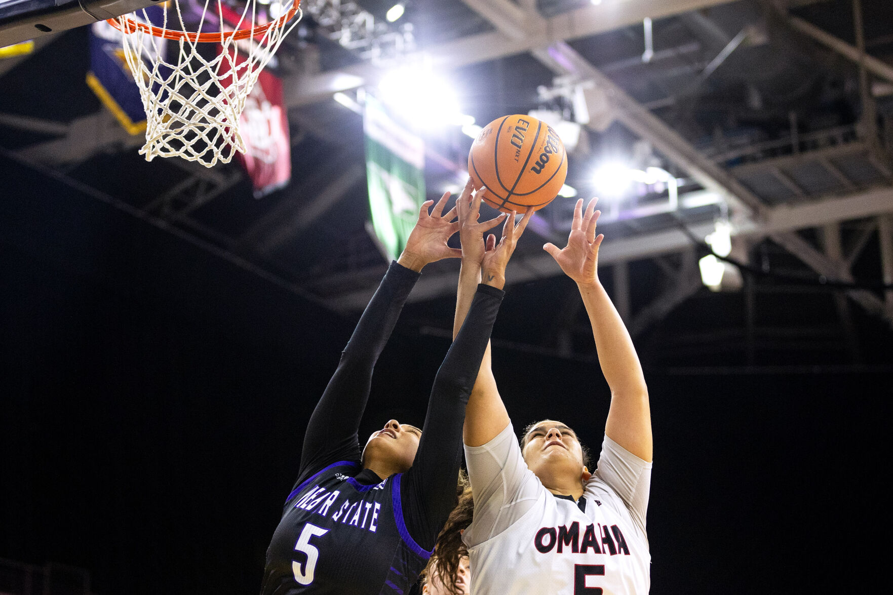 111722-owh-spo-unobasketball-em01.jpg
